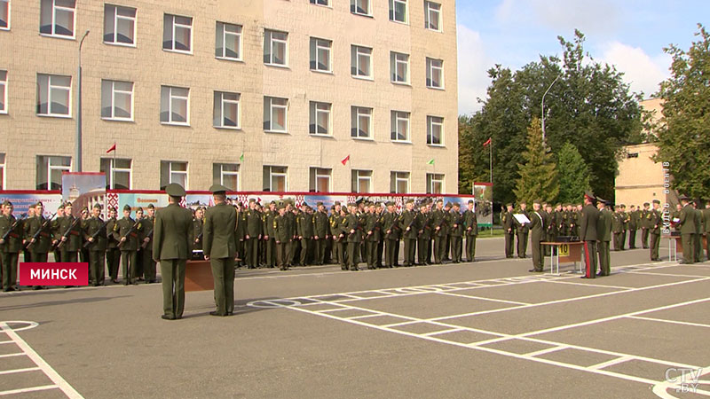 «Кажется, только в сад пошёл, а уже курсант». Новобранцы Военной академии приняли присягу-1