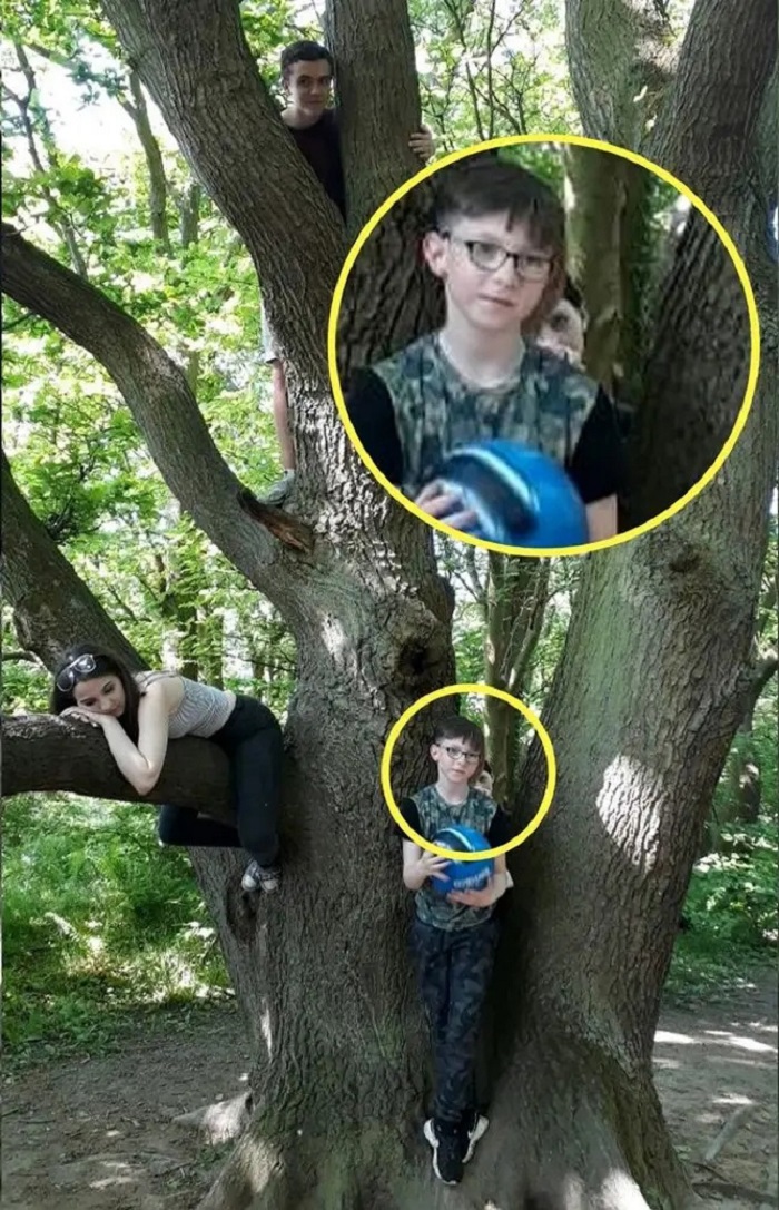 Женщина сфотографировала сына и испугалась. Ведь за спиной ребёнка никого не должно было быть -4