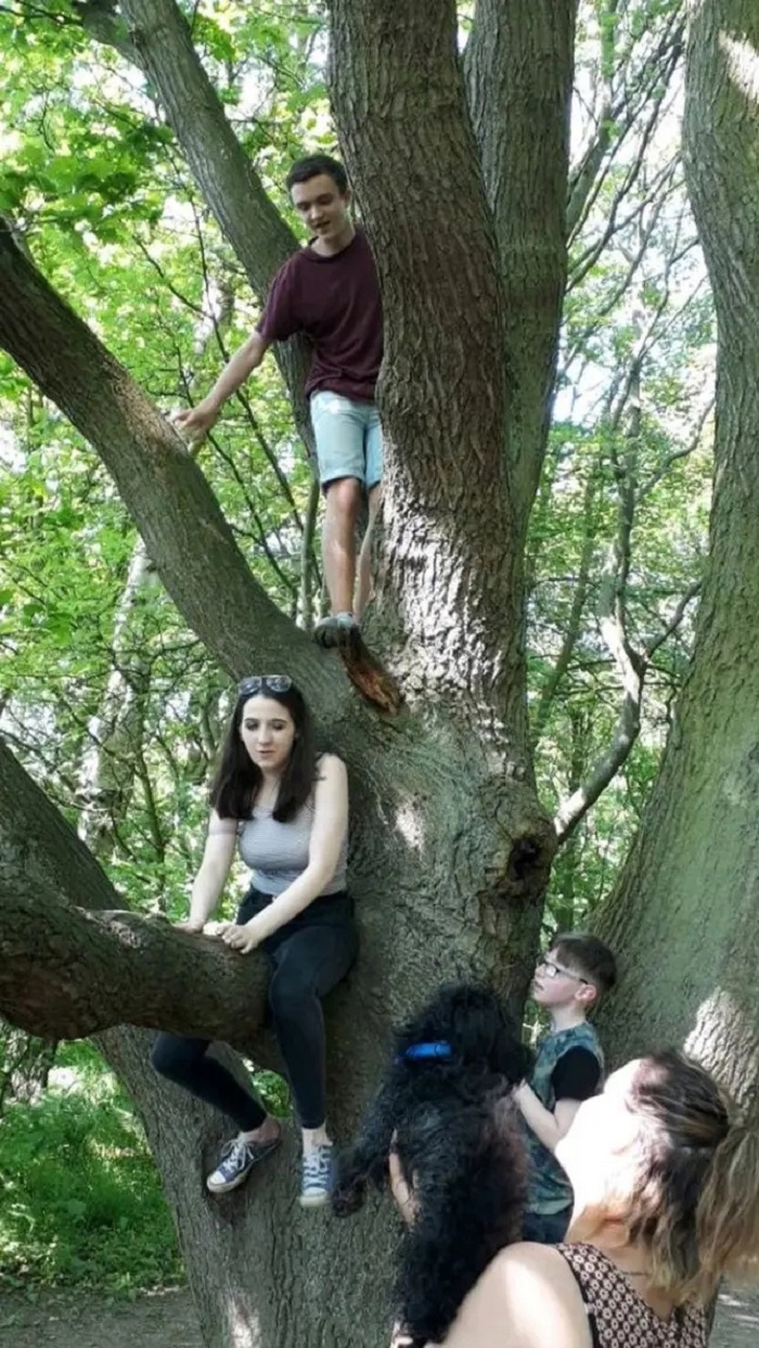 Женщина сфотографировала сына и испугалась. Ведь за спиной ребёнка никого не должно было быть -7