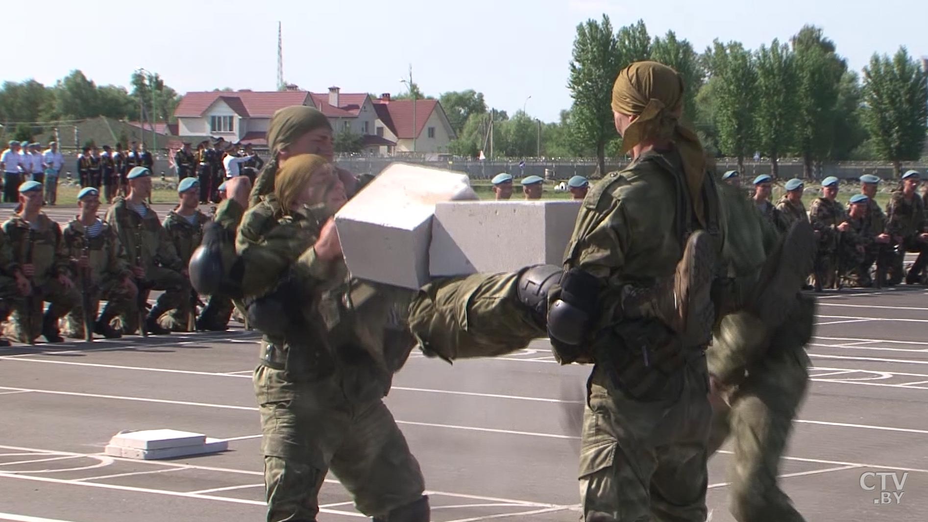 «Поздравить, поцеловать, букет цветов аэродромных подарить». Рассказываем про День ВДВ всерьёз-19