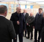 Александр Лукашенко о лишних элементах дорог: по тому тротуару никто никогда не ходил и ходить не будет. Зачем вы его сделали?