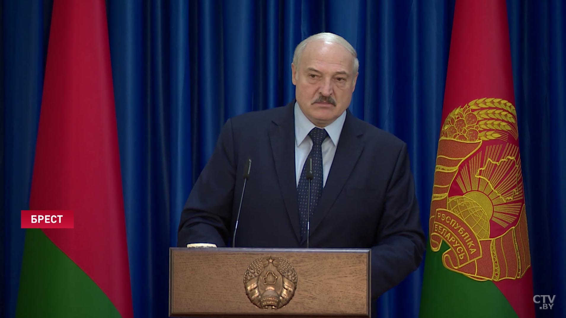 Александр Лукашенко о ситуации с коронавирусом: мы не изолировали людей в однокомнатных квартирах с тёщей вместе-1