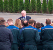 Александр Лукашенко: «Слушайте, я за четверть века в народ никогда пальцем не показывал, не то что стрелять»