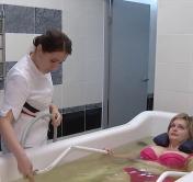 Аппарат успешно борется с остеохондрозом, артрозом и болью в коленях. Какие процедуры физиотерапии восстановят вас после дачного сезона