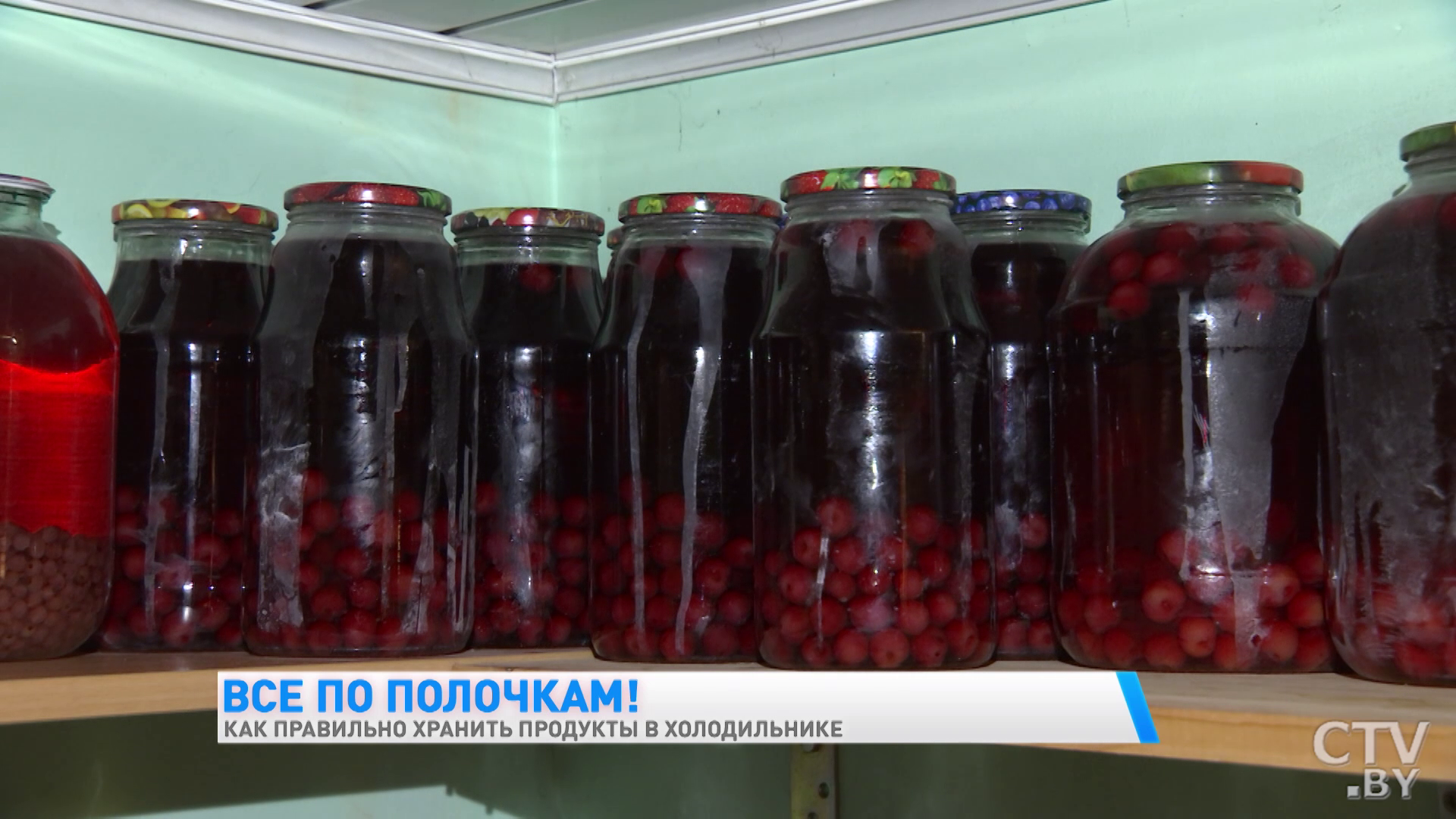 Молочку лучше держать на верхней полке. Как правильно хранить продукты в холодильнике-13