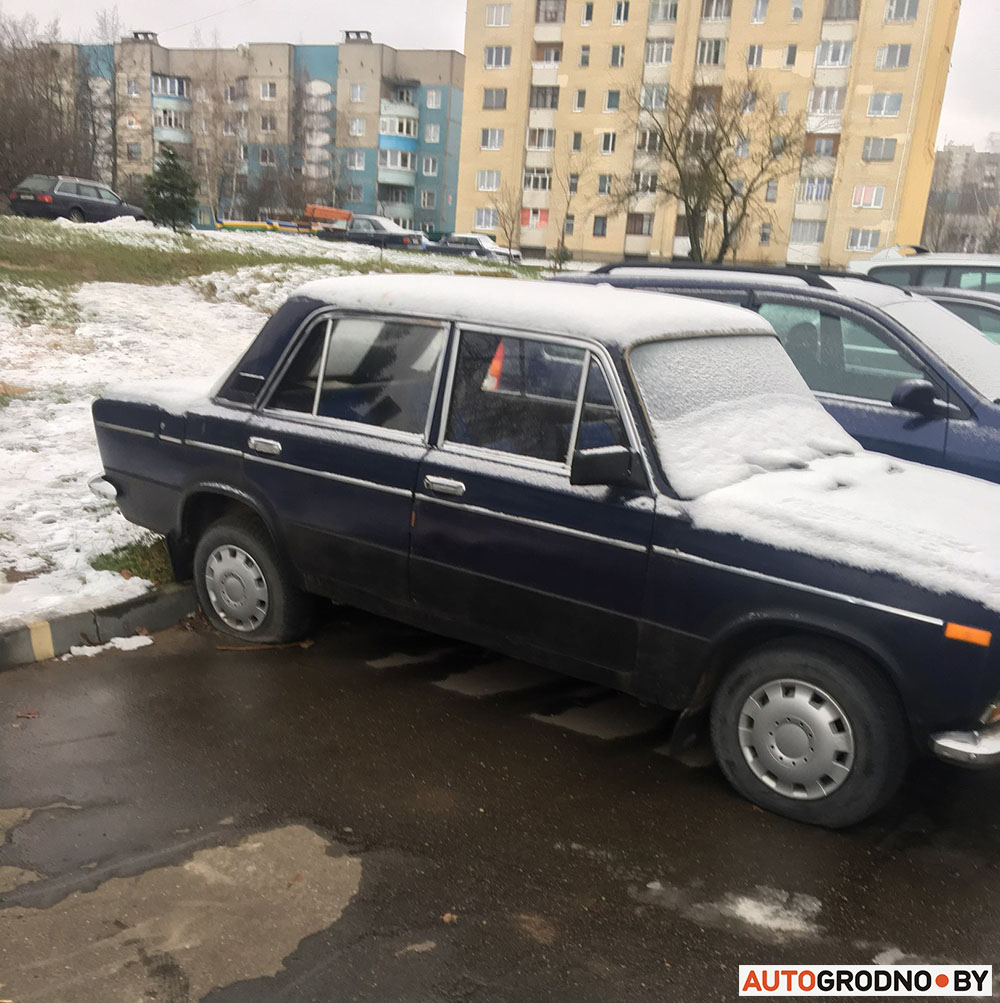 Повреждены более 10 авто: в спальном районе Гродно неизвестные ночью прокалывали колеса -1