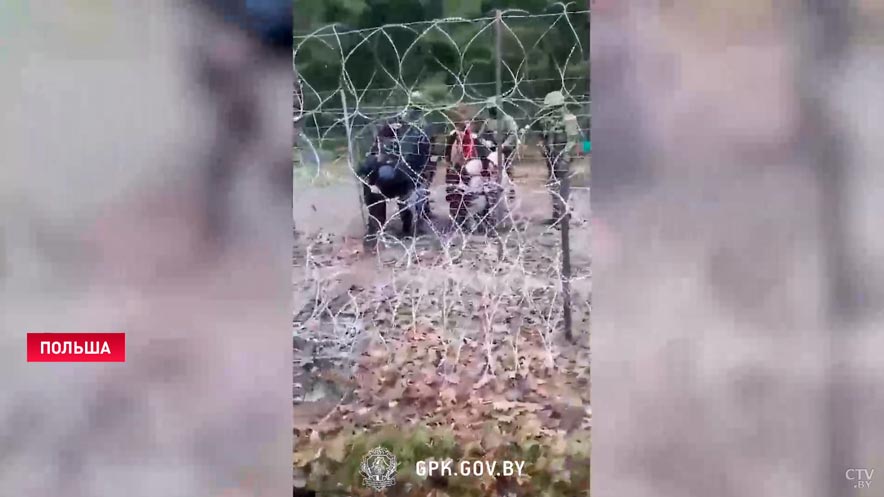 Поляки снова избивают и насильно вытесняют беженцев на белорусскую территорию. Для этого они разрезали колючую проволоку-1