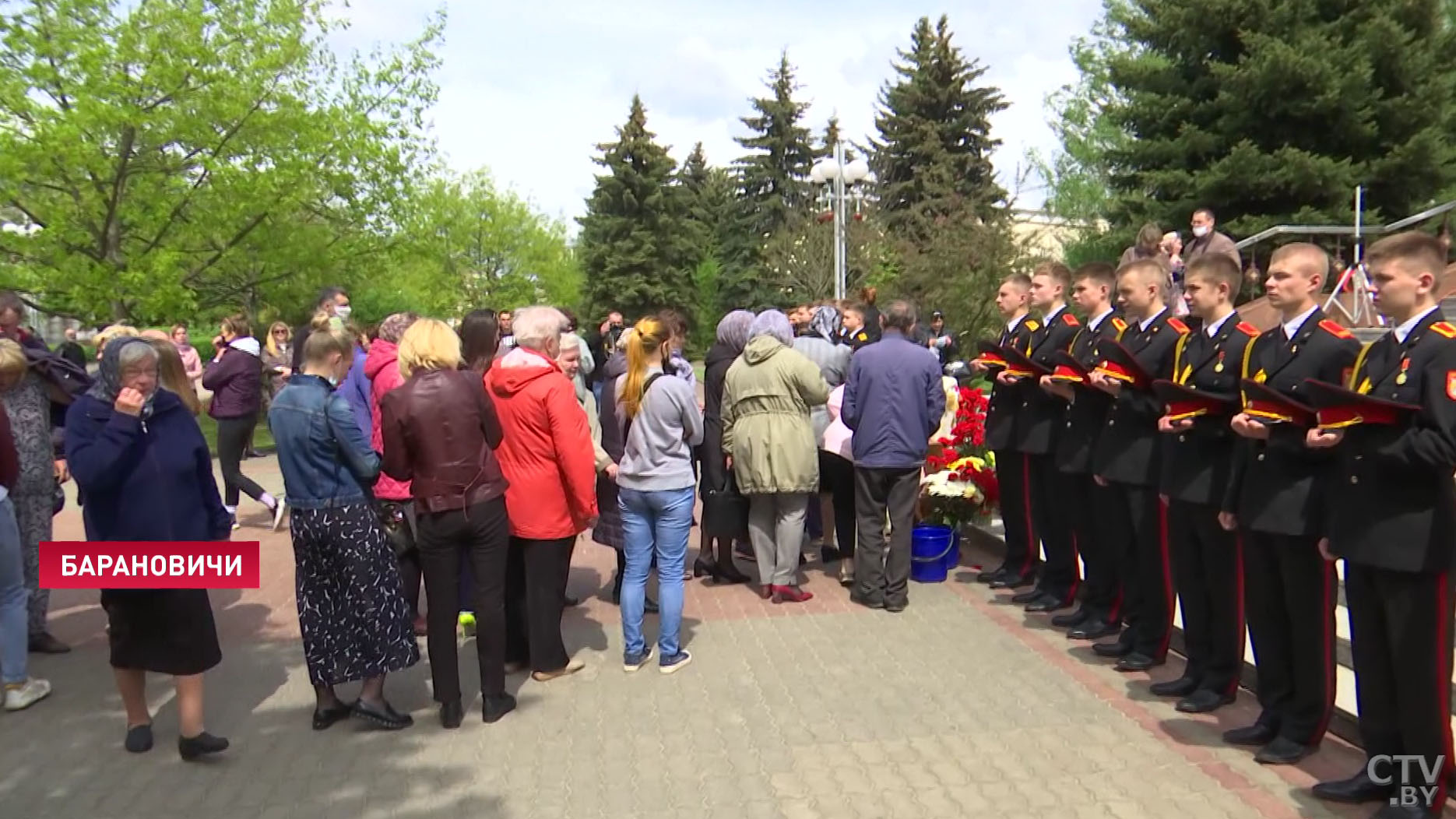 «Каждый должен гордиться такими людьми, их поступками». На аэродроме в Барановичах простились с погибшими лётчиками-22