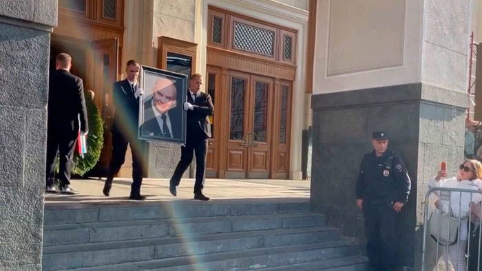 В Москве простились с автором песни «Трус не играет в хоккей» Николаем Добронравовым