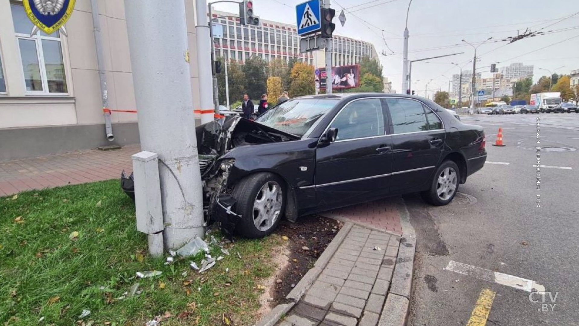 В Минске автомобиль сбил пешеходов на тротуаре, один человек погиб-1