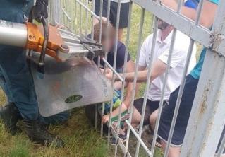 В Гомеле мальчик просунул голову между прутьями забора и застрял 