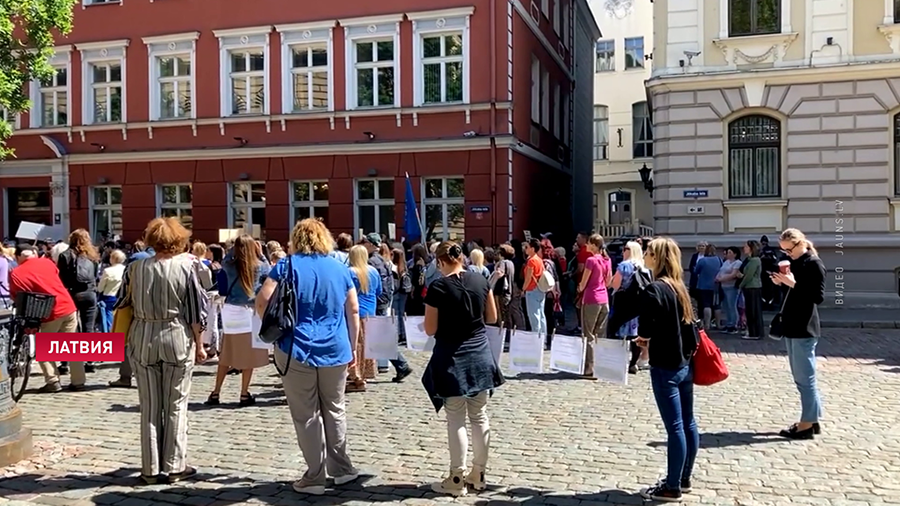 Учителя Латвии протестуют возле здания Парламента. Требуют повышения зарплаты и снижения нагрузки-1