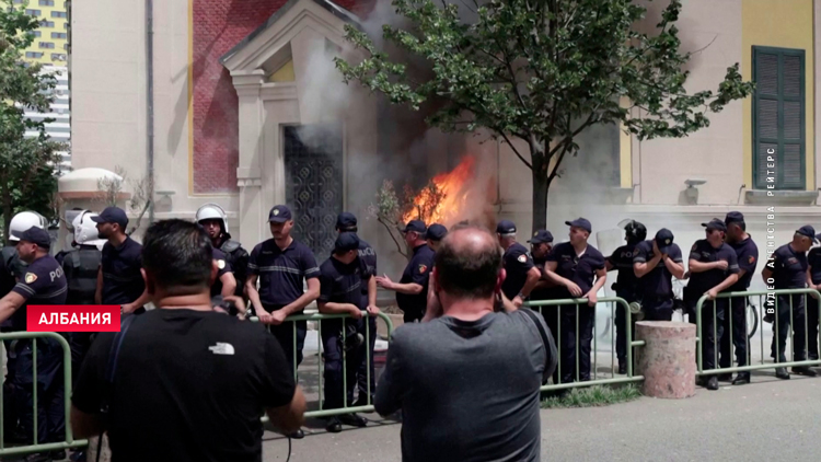 В Тиране массовые беспорядки – сотни людей окружили мэрию и забросали её коктейлями Молотова