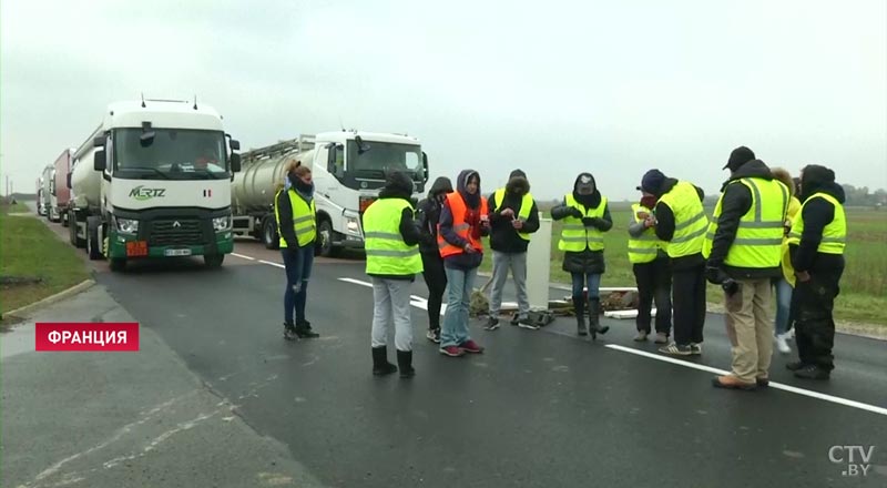 Два человека погибли из-за протестов во Франции-4