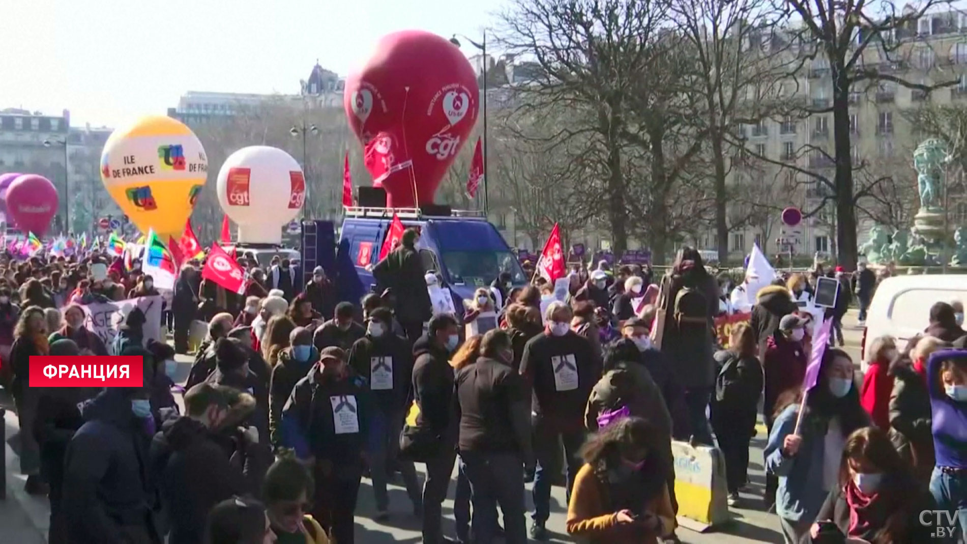 В Париже 8 марта на улицы вышли феминистки. Они осуждают гендерное неравенство в оплате труда-1