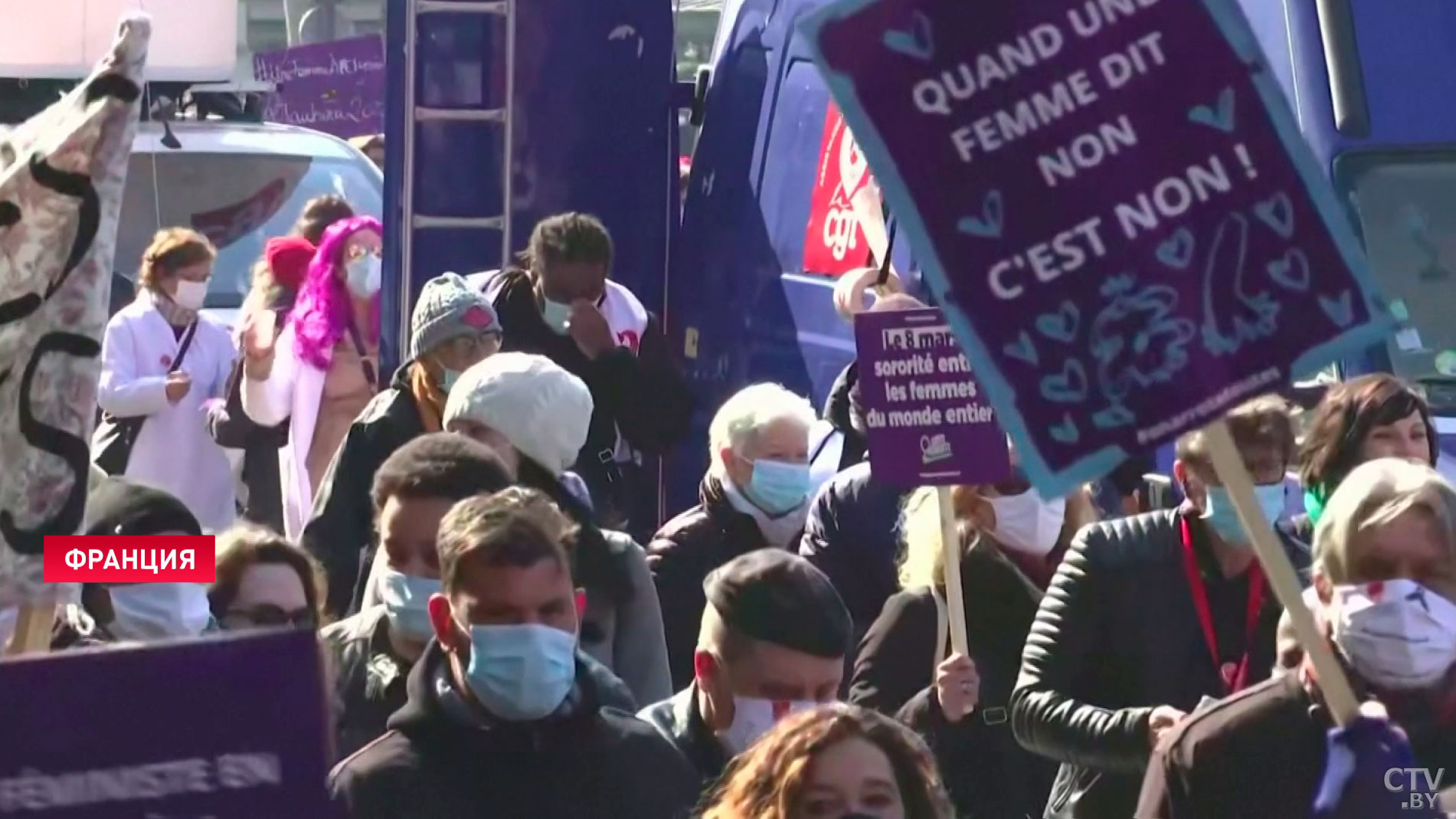 В Париже 8 марта на улицы вышли феминистки. Они осуждают гендерное неравенство в оплате труда-4