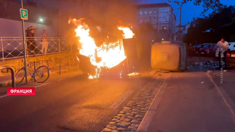 В Лионе протестующие подожгли мэрию и полицейский участок