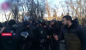 Десятки человек пострадали в ходе столкновений правоохранителей и протестующих в Киеве