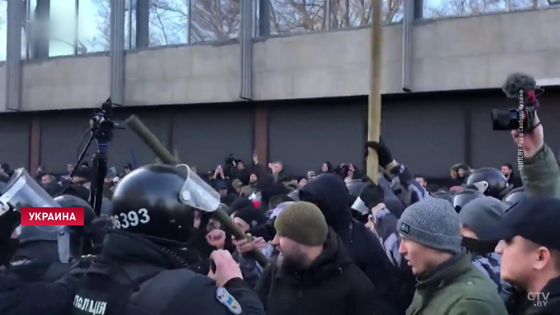 Десятки человек пострадали в ходе столкновений правоохранителей и протестующих в Киеве-1