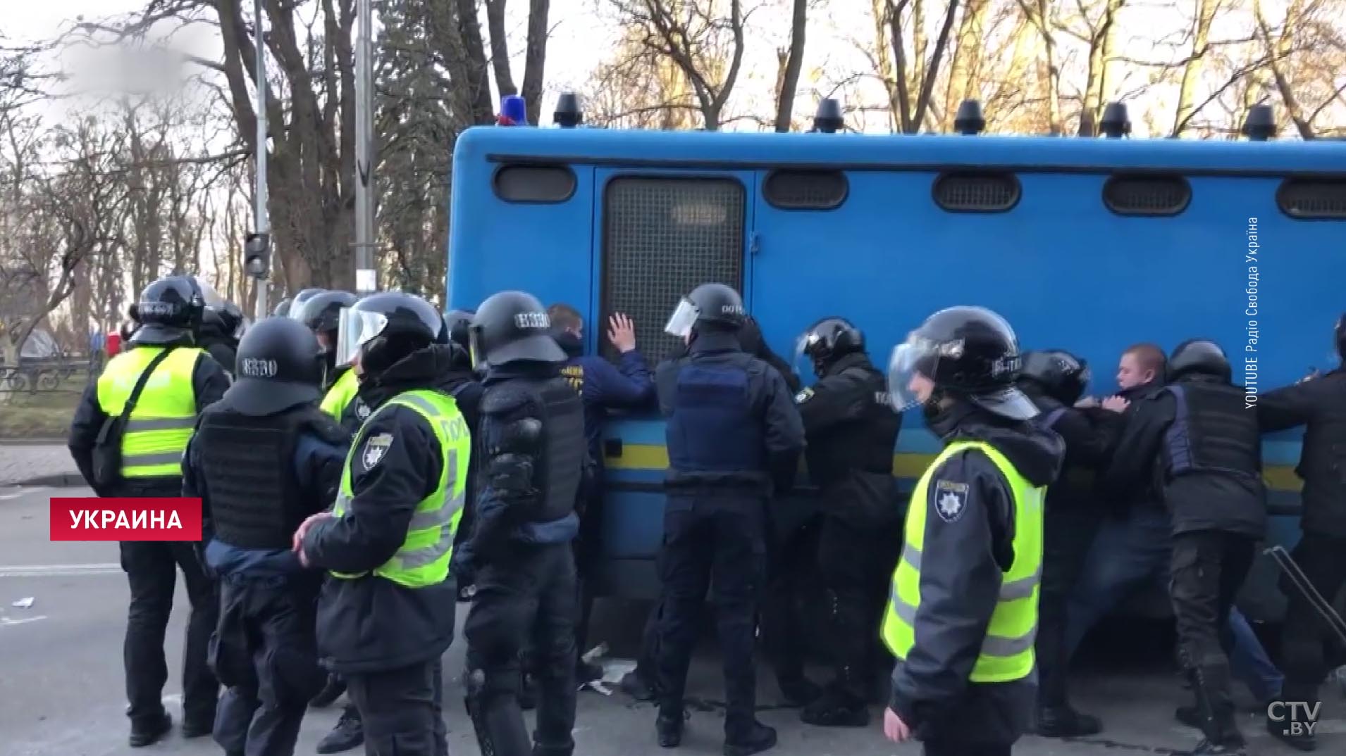 Десятки человек пострадали в ходе столкновений правоохранителей и протестующих в Киеве-4