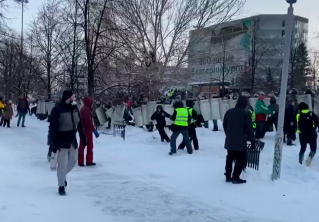 Акции протеста в России: в Уфе силовиков забросали снегом, а в Екатеринбурге – дымовыми шашками