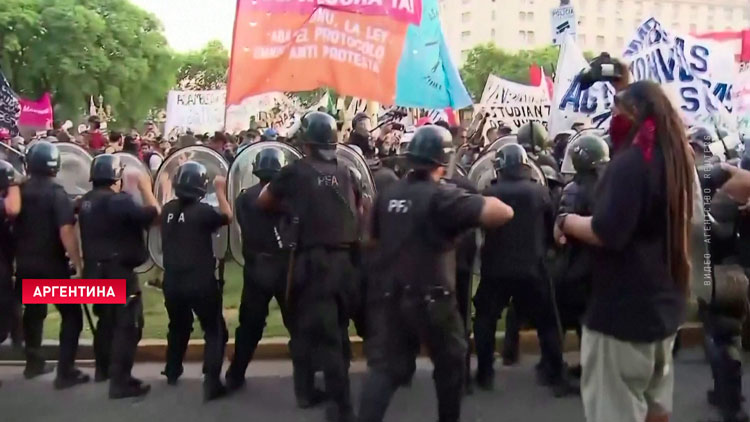 В Буэнос-Айресе проходят массовые протесты – для их разгона применили бронетехнику и слезоточивый газ-4