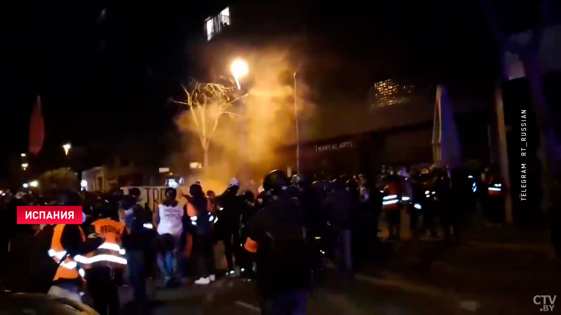 В Испании протестующие забросали полицию бутылками и камнями. Всего на улицы вышли около 750 человек-1