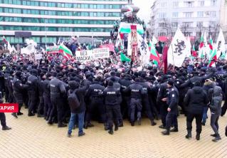 В Софии тысячи человек вышли на акцию протеста, требуя отмены «зелёных сертификатов»