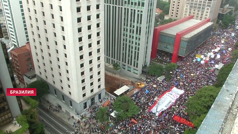 В Бразилии прошла многотысячная акция протеста: люди против ограничения финансирования вузов-1