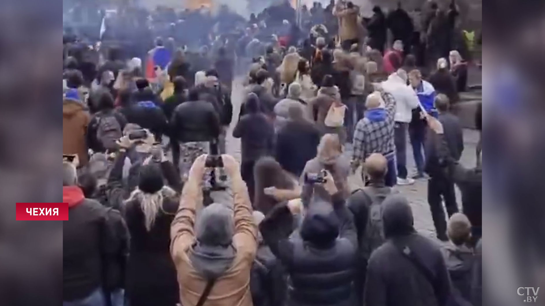 В Праге прошла массовая акция протеста против ограничений из-за коронавируса-1