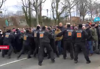На акции протеста в Германии задержали около 300 человек. На улицы вышли недовольные карантином