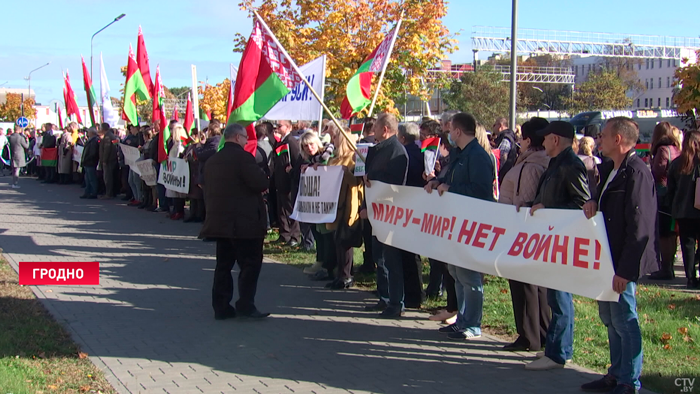 «Мы против агрессии». Гродненцы собрались на протест у генконсульства Польши-3