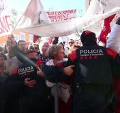 В Каталонии протестующие пожарные и медики пытались прорваться в парламент