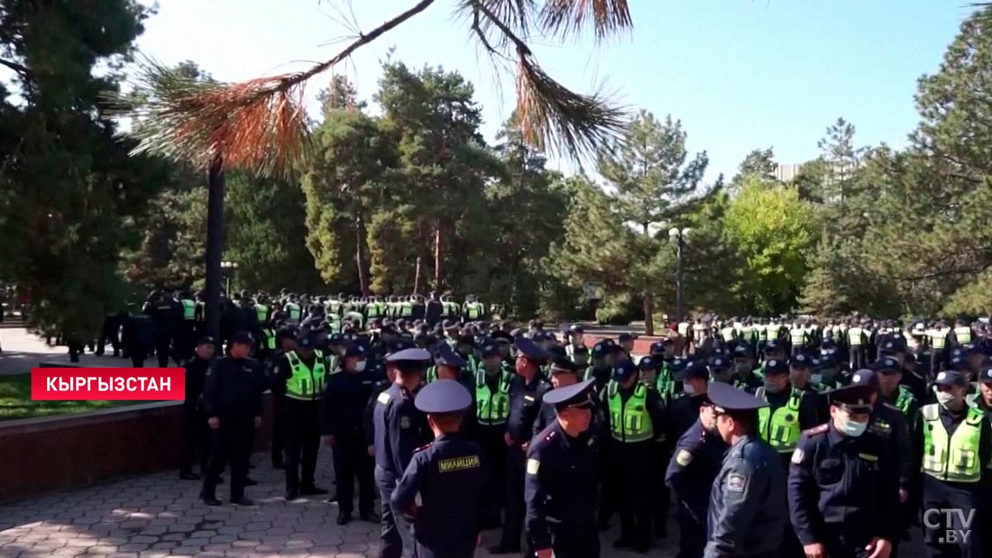 В Кыргызстане не прекращаются беспорядки. У Дома правительства в Бишкеке вновь собираются люди-4