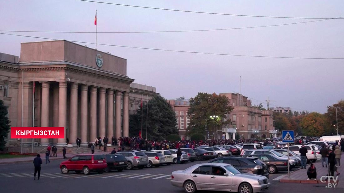 В Кыргызстане не прекращаются беспорядки. У Дома правительства в Бишкеке вновь собираются люди-1