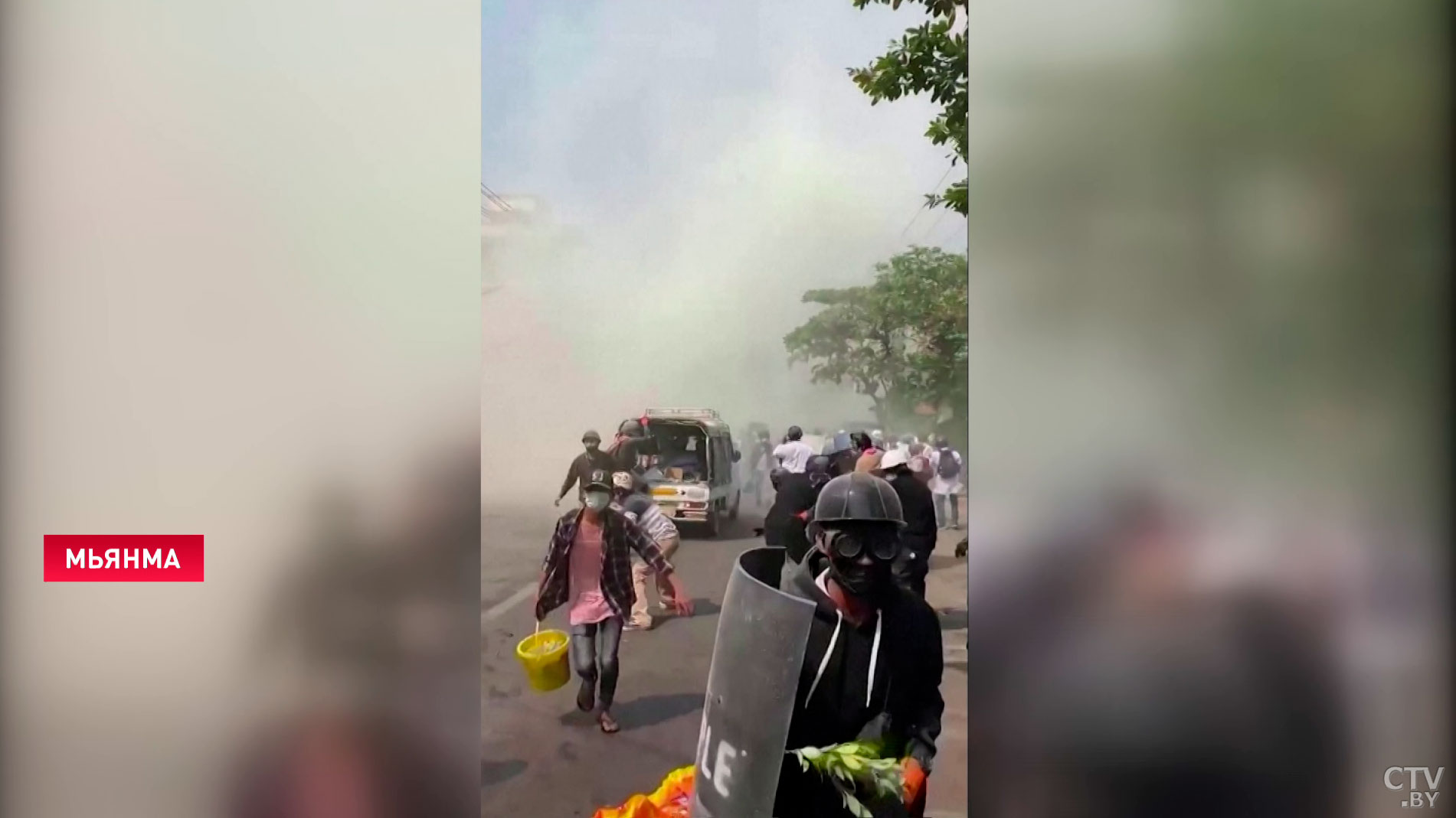 В Мьянме для разгона протестующих полиция применила слезоточивый газ и светошумовые гранаты-1