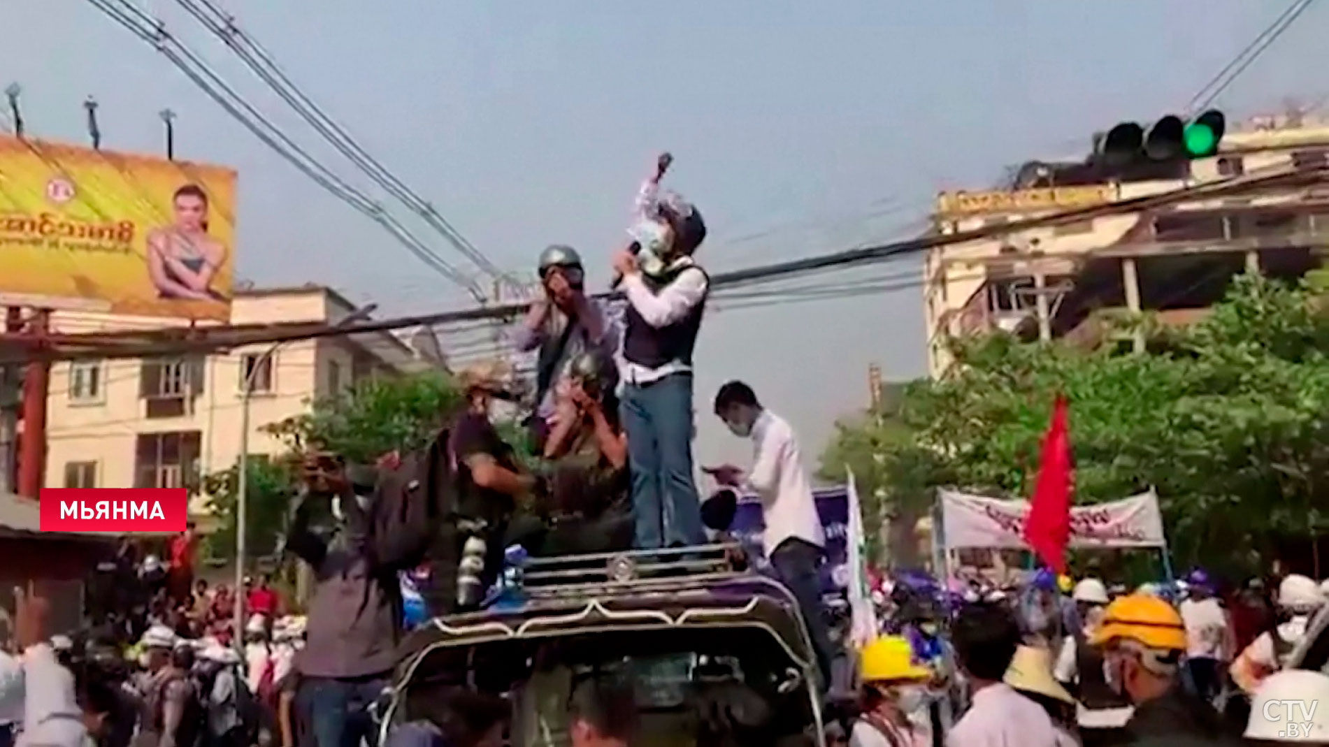 В Мьянме для разгона протестующих полиция применила слезоточивый газ и светошумовые гранаты-4