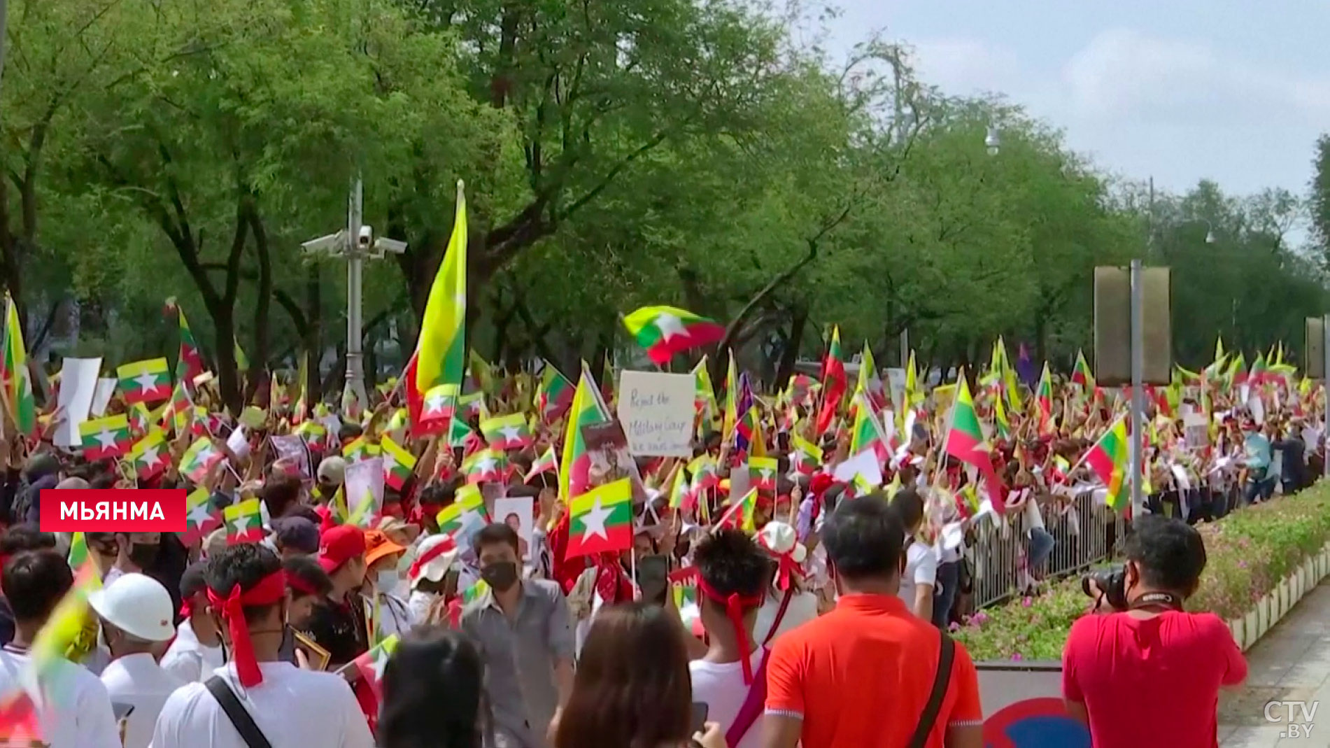 В Мьянме для разгона протестующих полиция применила слезоточивый газ и светошумовые гранаты-7