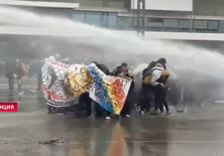 В ответ на действия протестующих в Париже полиция применила водомёты