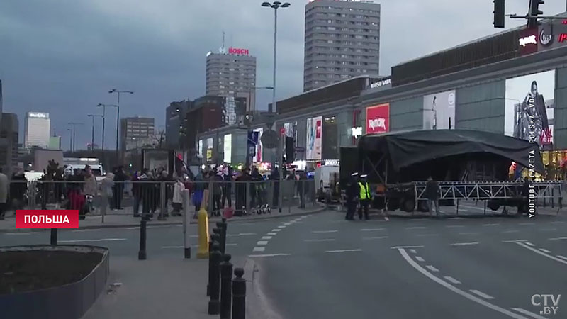 В Варшаве протестующие фермеры рассыпали на дороге яблоки-4