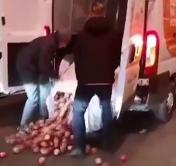 В Варшаве протестующие фермеры рассыпали на дороге яблоки