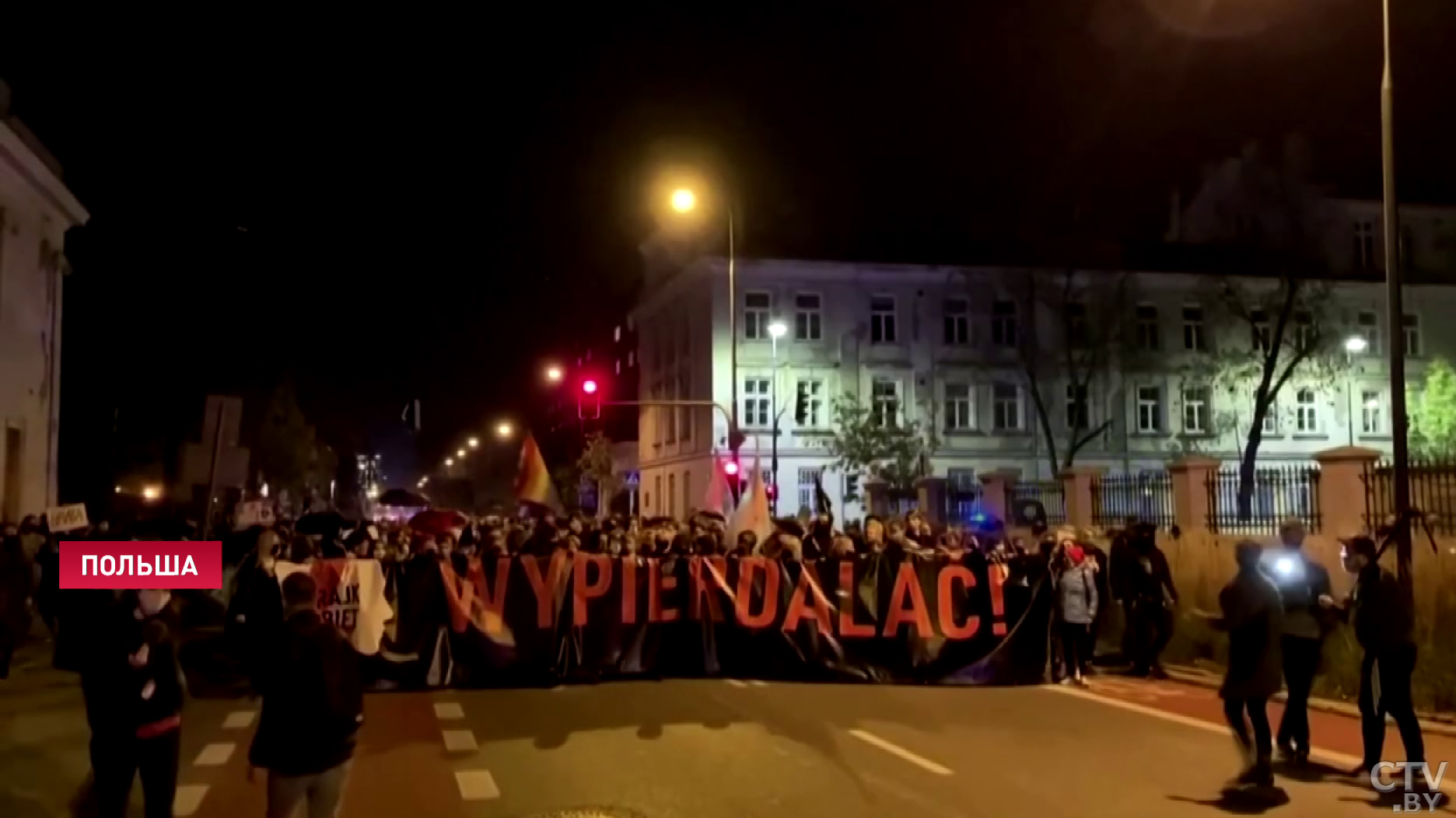 В Варшаве женщины вышли на протест против запрета абортов. Полицейские применили слезоточивый газ-4