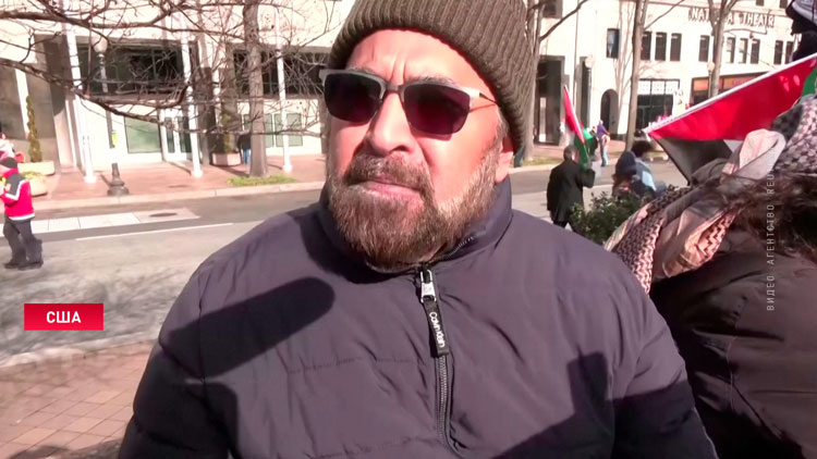 «Геноциду нет оправдания!» В США протестующие закидывали правоохранителей бутылками и плюшевыми игрушками-1