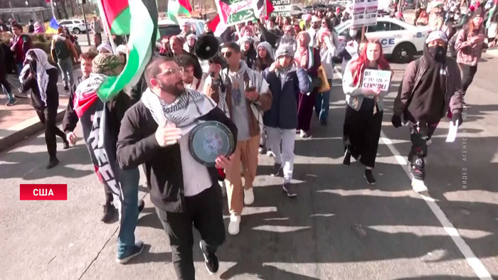 «Геноциду нет оправдания!» В США протестующие закидывали правоохранителей бутылками и плюшевыми игрушками