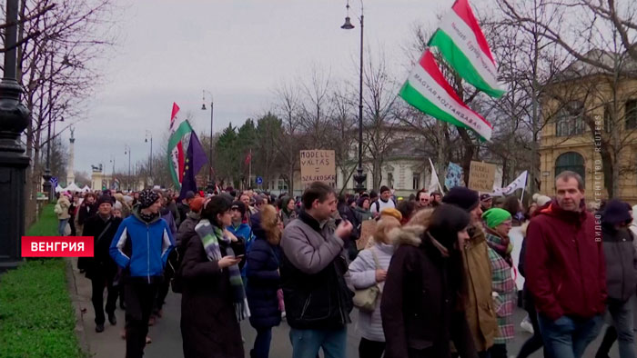 Венгры требуют поднять зарплату молодым специалистам, чтобы те не уезжали из страны-1