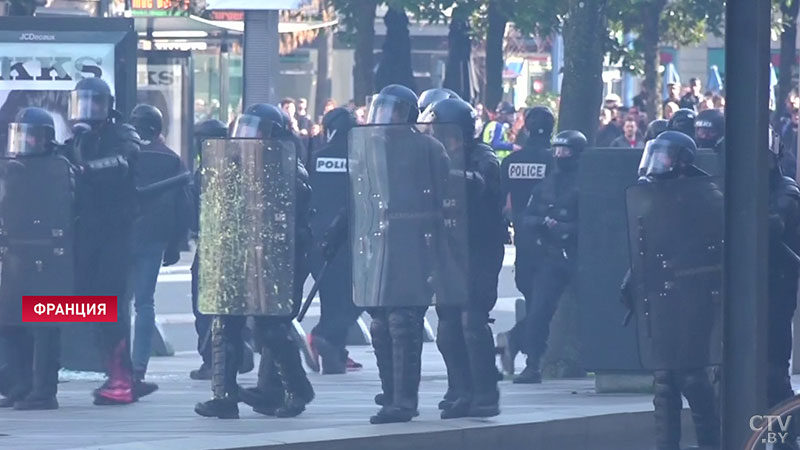 Во Франции автомобиль въехал в толпу протестующих «жёлтых жилетов»-3