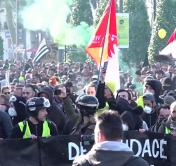 Во Франции автомобиль въехал в толпу протестующих «жёлтых жилетов»