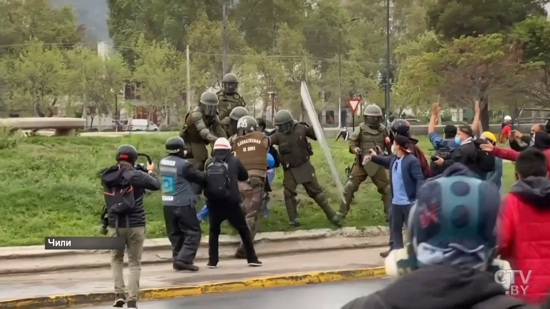Гибель человека и карантин из-за коронавируса. В мире продолжается волна протестов-16