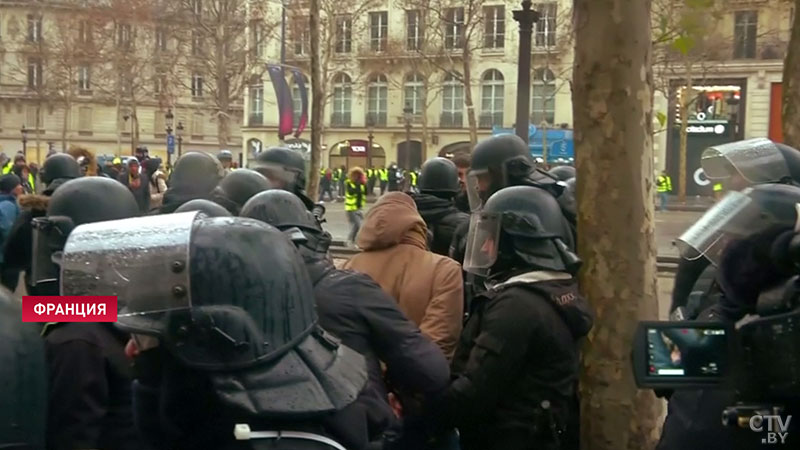 Во Франции «жёлтые жилеты» вновь вышли на улицы, протесты длятся уже пятую неделю-10