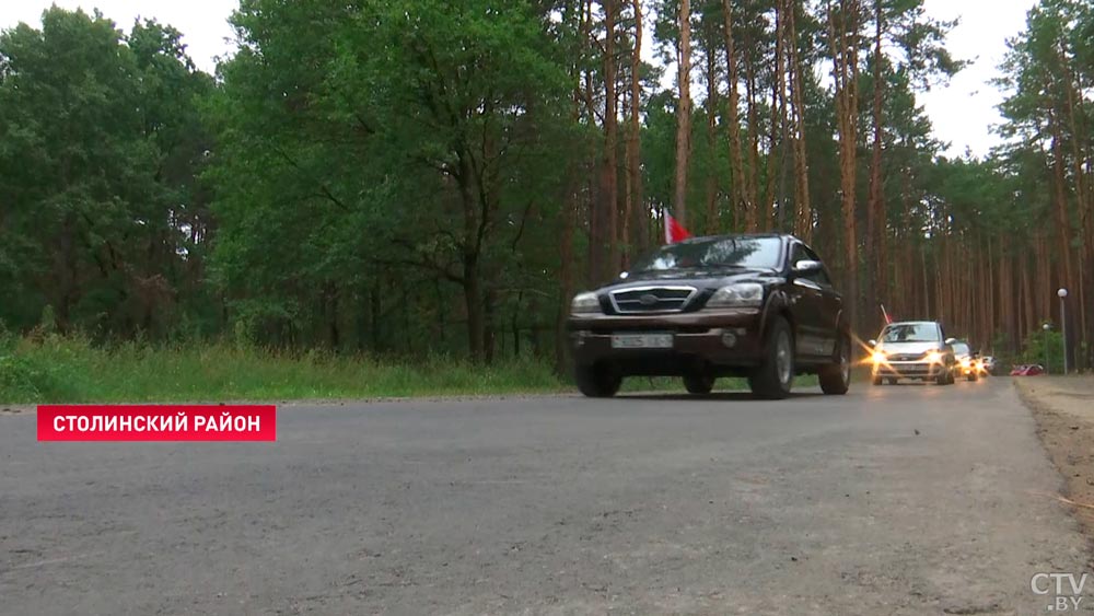 В «Стасино» дали старт неделе единства белорусов – колонна автомобилей отправилась в автопробег по Столинскому району-22